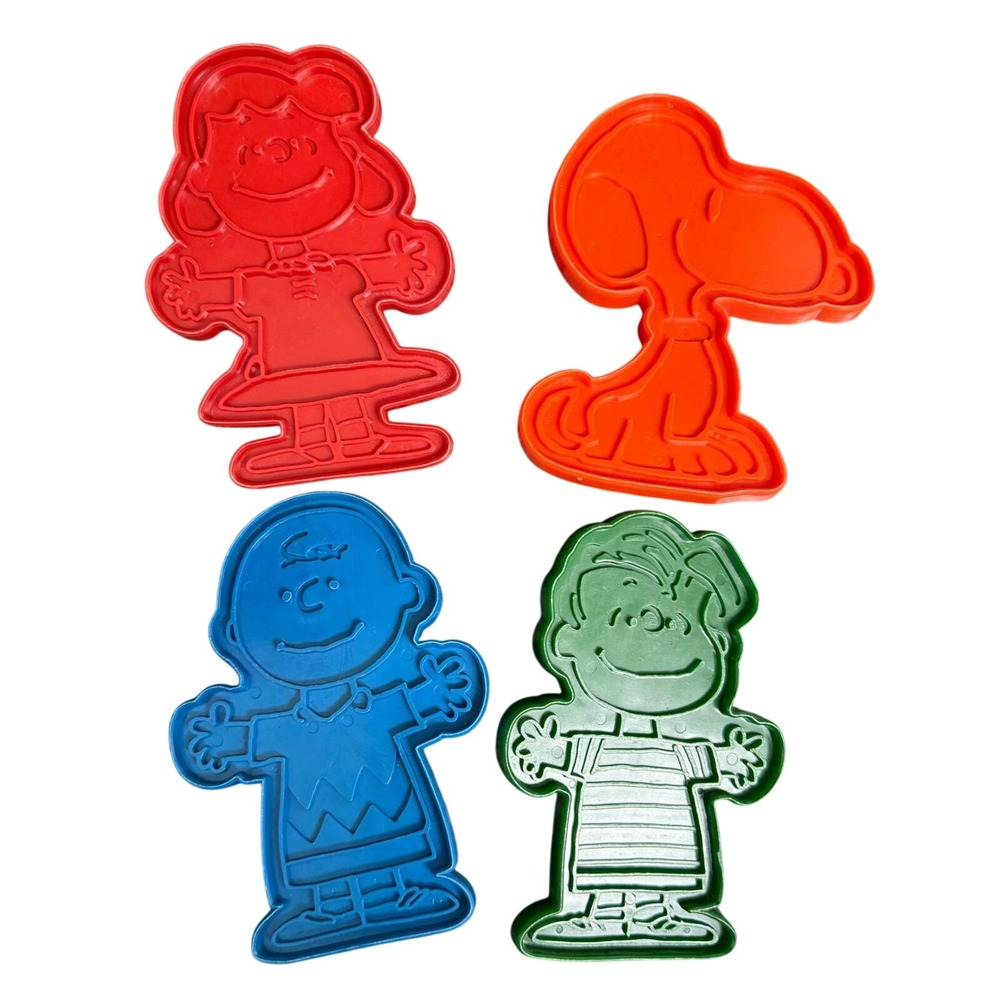 Vintage Peanuts Snoopy Charlie Brown Lucy Linus Cookie Cutters Set of 4 Plastic